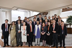 চীন ও কোরিয়ান বিনিয়োগকারীদের সাথে প্রধান উপদেষ্টার বৈঠক