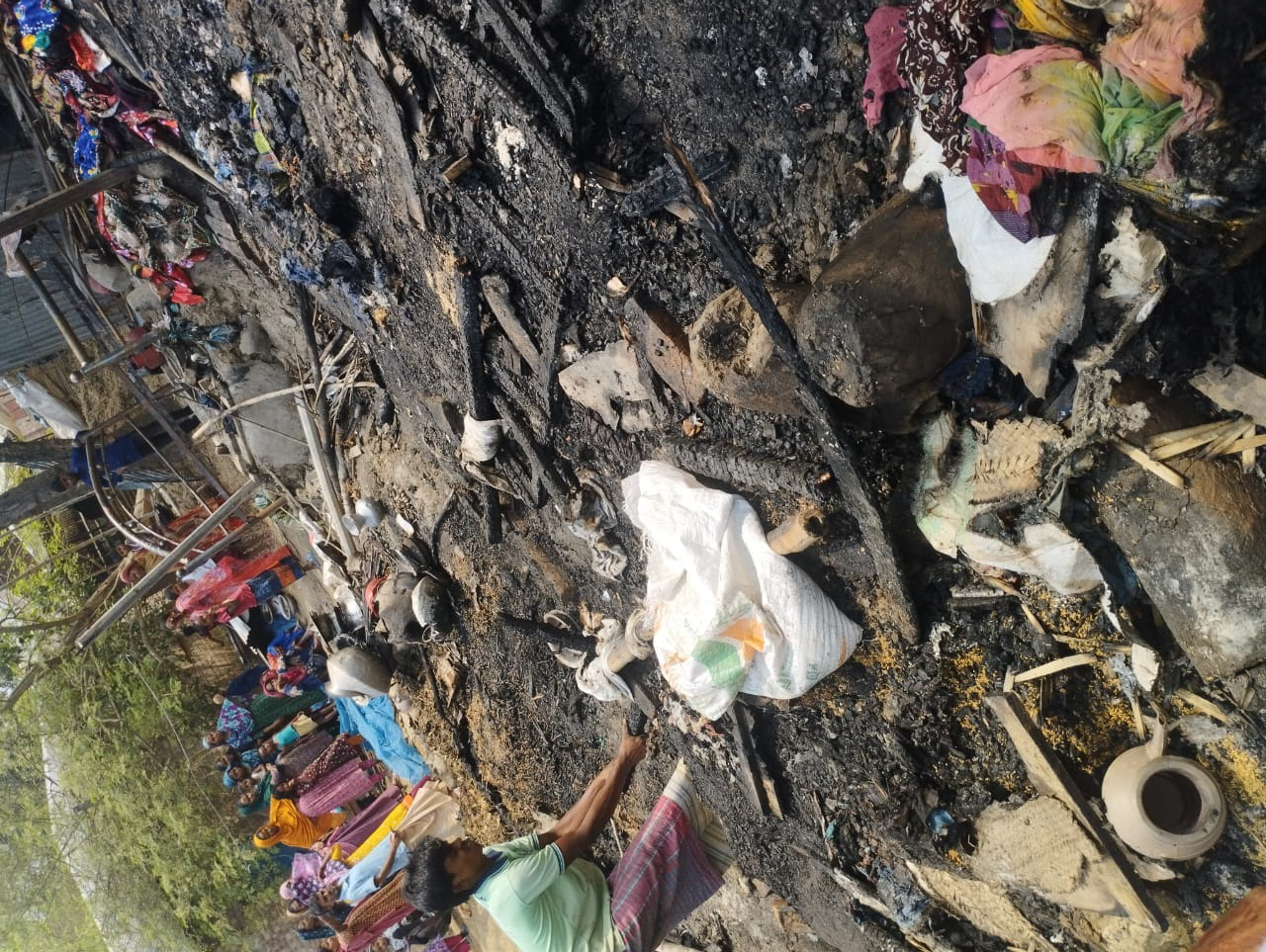 নাটোরের সিংড়ায় কয়েলের আগুনে ভষ্মীভূত দিনমজুরের বাড়িঘর