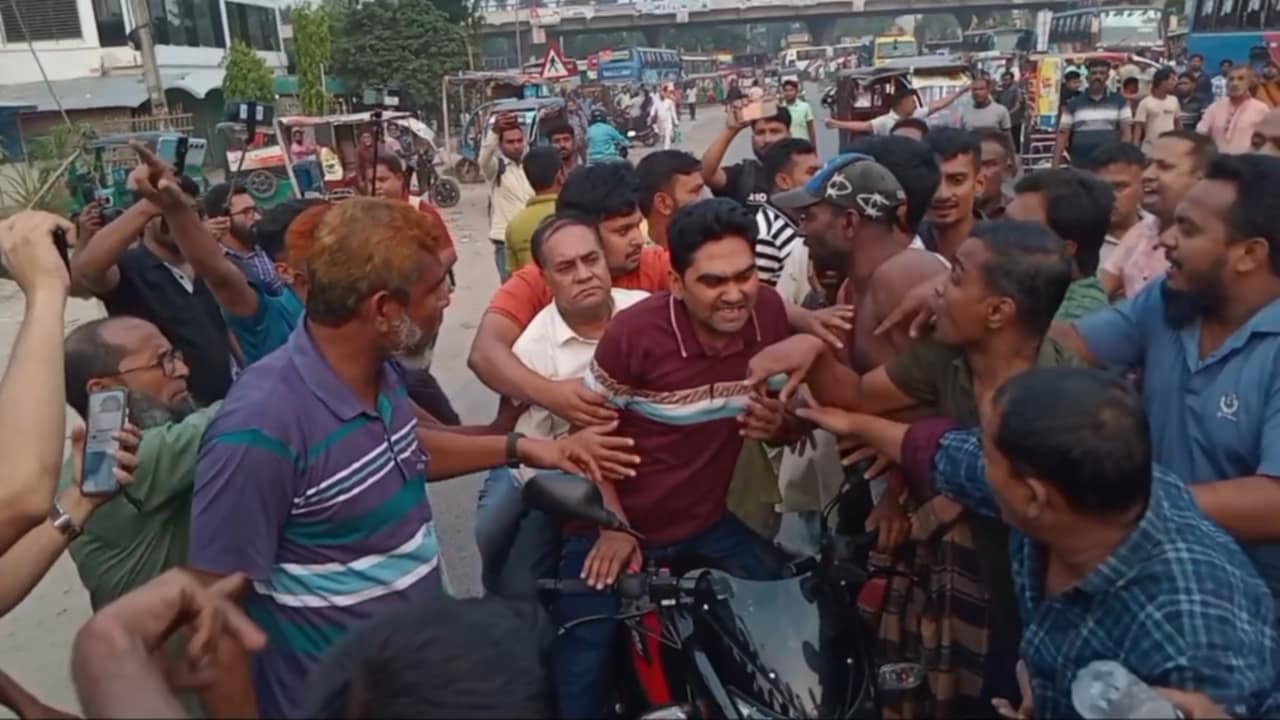 বগুড়ায় শ্রমিক নেতাকে পুলিশের কাছ থেকে ছিনিয়ে নিলো শ্রমিকরা!