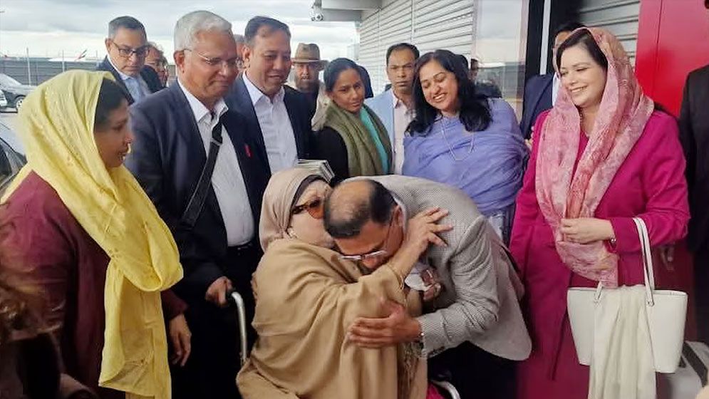 লন্ডন থেকে ঢাকার পথে খালেদা জিয়া