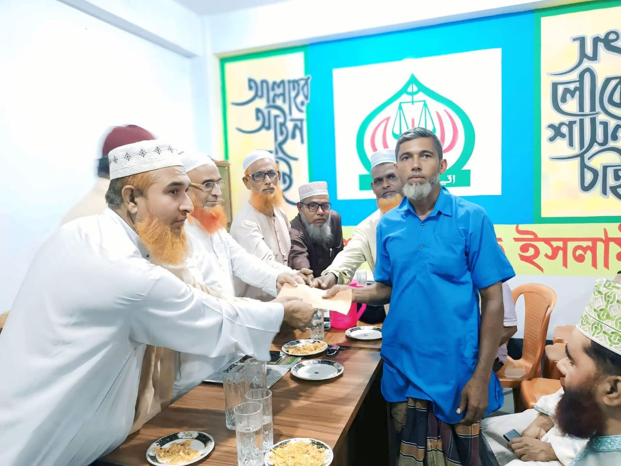 মোকামতলায় শহীদ পরিবারের মাঝে ঈদ জামায়াতের উপহার বিতরণ