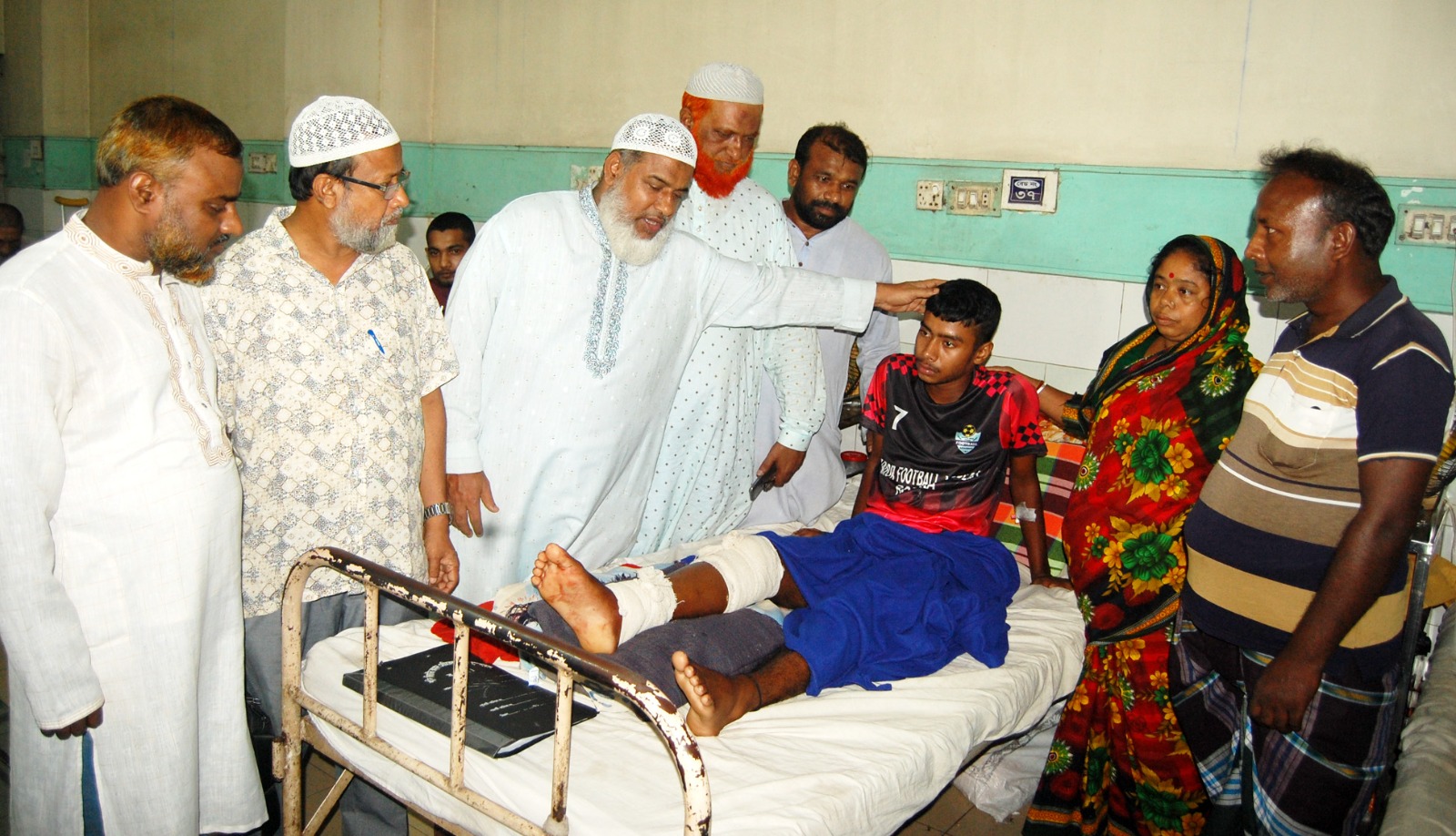 বগুড়ায় আহত কিশোর ফুটবলারকে  দেখতে হাসপাতালে জামায়াত নেতা