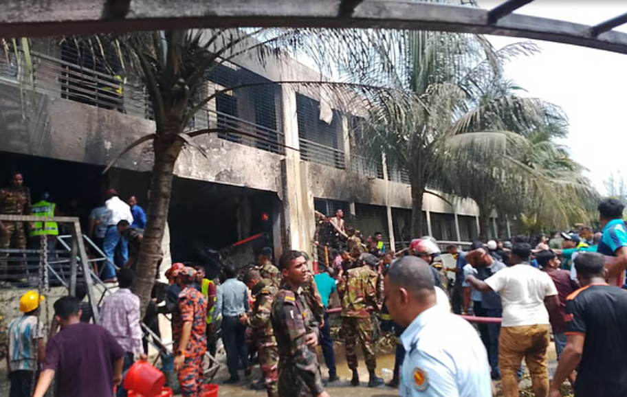 রাজধানীর উত্তরায় মাইলস্টোন স্কুলে বিমান বিধ্বস্ত