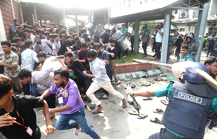 সচিবালয়ের সামনে শিক্ষার্থী ও আইনশৃঙ্খলা বাহিনীর সংঘর্ষে বহু আহত