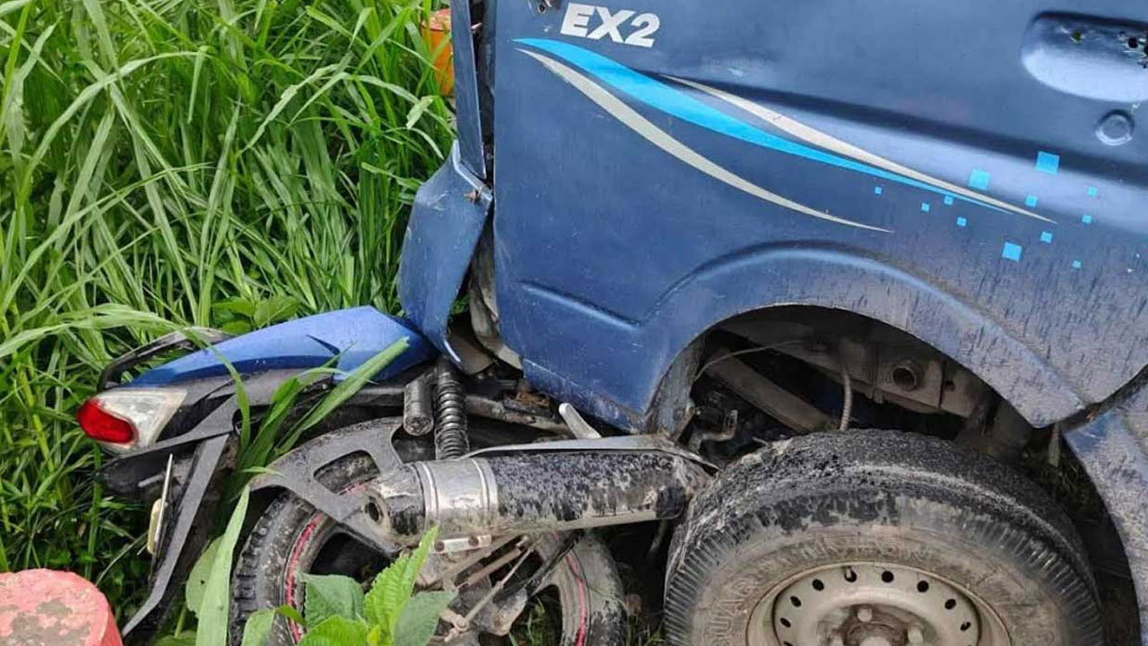 টাঙ্গাইলে পিকআপ-মোটরসাইকেল সংঘর্ষে নিহত ৩