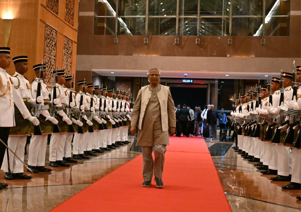 মালয়েশিয়ায় ড. ইউনূসকে লাল গালিচা সংবর্ধনা