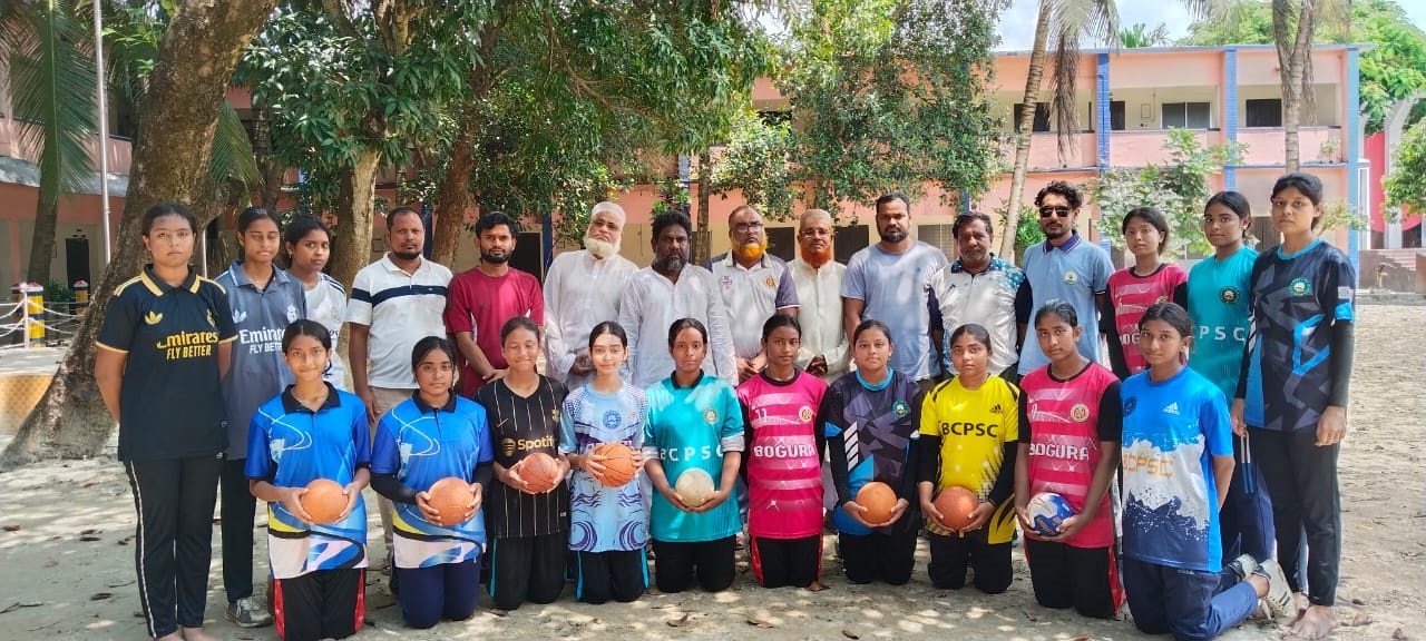 জেলা ক্রীড়া সংস্থার কর্মকর্তাদের বগুড়া জেলা নারী হ্যান্ডবল দলের প্রশিক্ষণ ক্যাম্প পরিদর্শন