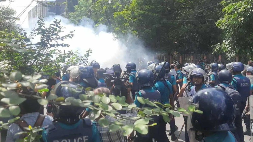 বুয়েট শিক্ষার্থীদের পুলিশের ধাওয়া, সাউন্ড গ্রেনেড নিক্ষেপ