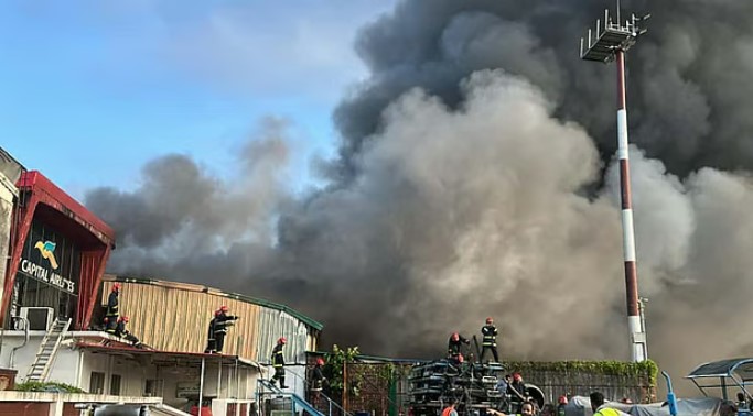 ঢাকা বিমানবন্দরে আগুন: উদ্ধার কাজে বিমান নৌ সেনাবাহিনী বিজিবি