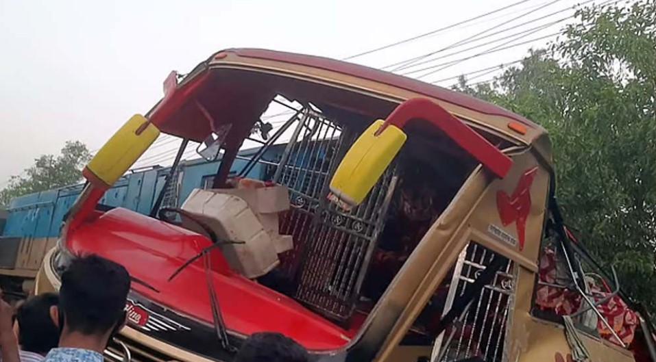 কুমিল্লায় বাসে ট্রেনের ধাক্কা : শিশু নারীসহ নিহত ১২