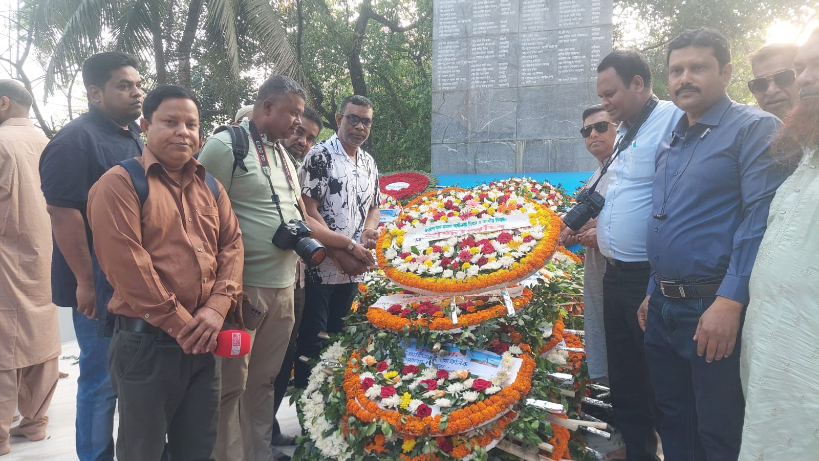 মহান স্বাধীনতা দিবসে মুক্তির ফুলবাড়ীতে সাংবাদিক ইউনিয়ন বগুড়ার শ্রদ্ধা নিবেদন