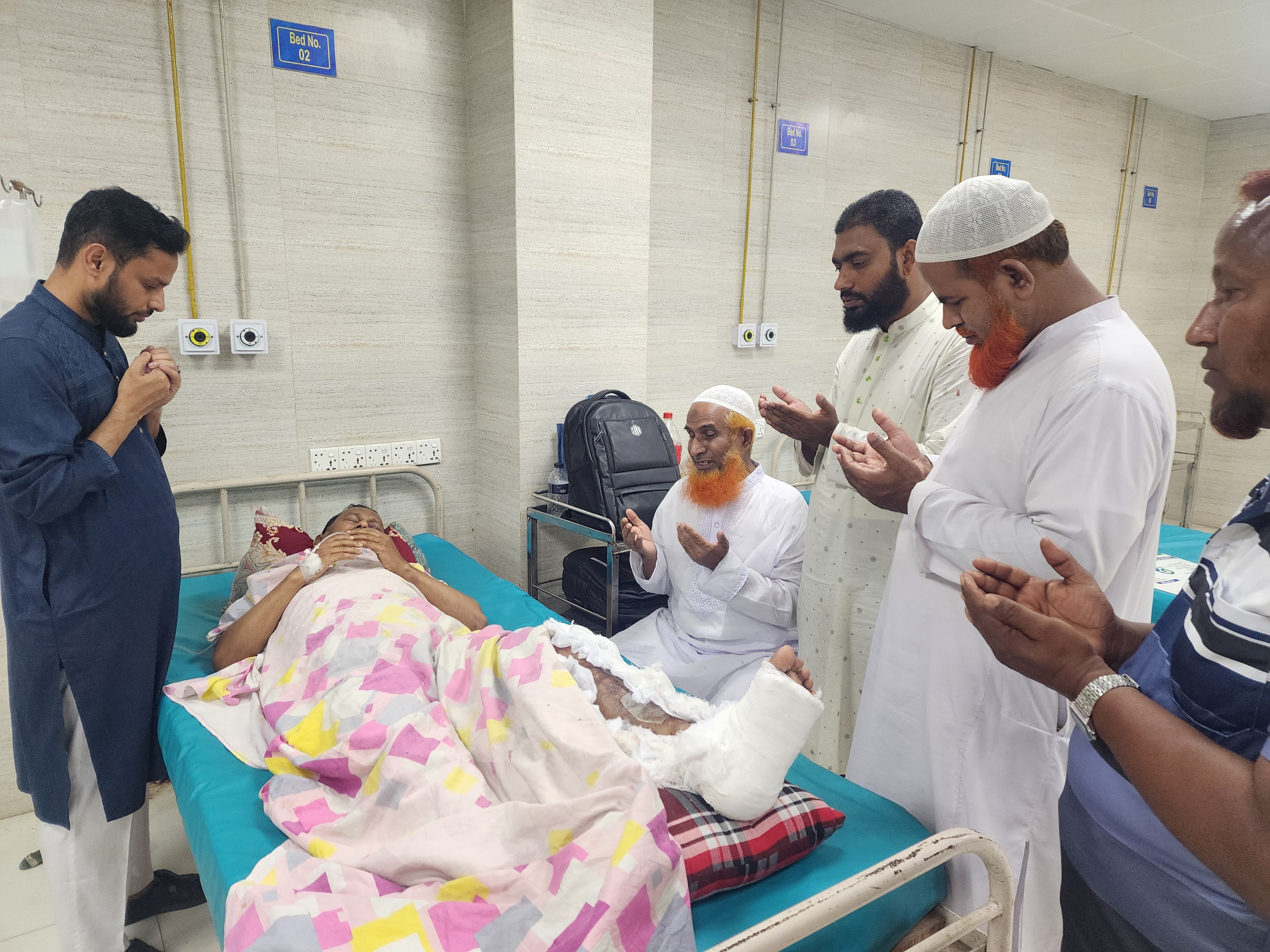 সড়ক দুর্ঘটনায় আহত জামায়াত নেতাকে দেখতে হাসপাতালে নেতৃবৃন্দ