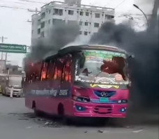 গাজীপুরে বাস-অটোরিকশার সংঘর্ষে নিহত ২, জনতার বিক্ষোভ : বাসে অগ্নিসংযোগ