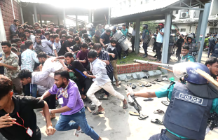 সচিবালয়ের সামনে শিক্ষার্থী ও আইনশৃঙ্খলা বাহিনীর সংঘর্ষে বহু আহত