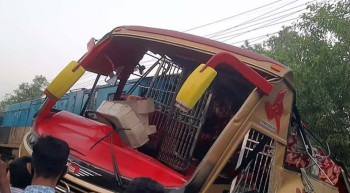 কুমিল্লায় বাসে ট্রেনের ধাক্কা : শিশু নারীসহ নিহত ১২