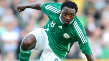 ম্যাচ চলাকালেই মারা গেলেন সাবেক নাইজেরিয়ান ফুটবলার